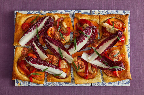 Bunte Tarte mit Chicorée & Bio-Hähnchen mit Muhammara & Estragon