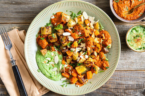 Gebackenes Gemüse mit Ajvar-Dip und cremigem Petersilien-Joghurt-Dip