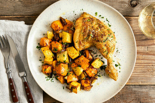 Hähnchenschenkel mit Kürbisgemüse Low Carb mit frischen Kräutern