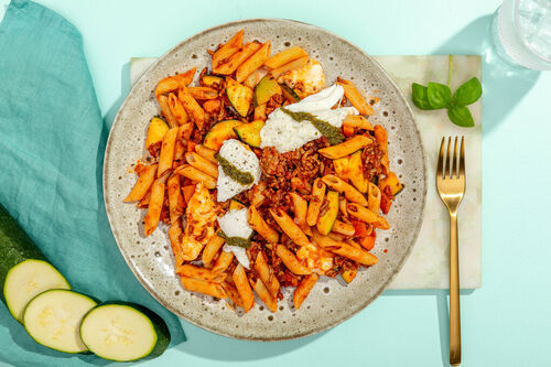 Penne mit Mozzarella und Bio-Rinderhack in Tomatensauce mit Karotten und Zucchini