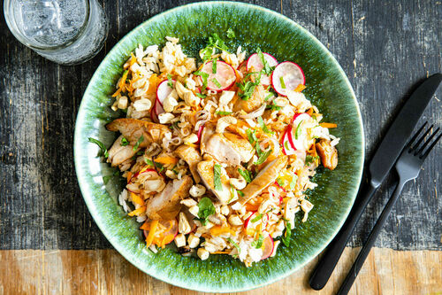 Süß-scharfes Thai-Hähnchen mit Cashews und knusprigen Schalotten auf Vollkornreis