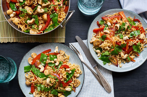 Schneller Asia-Wok mit Mie-Nudeln und gerösteten Cashews