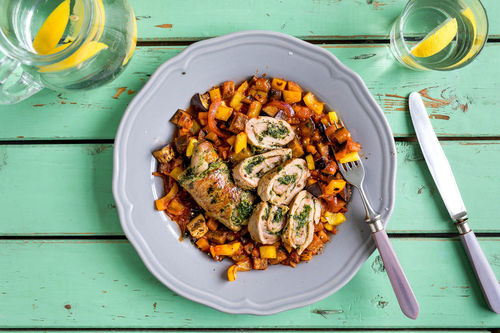 Rosa gebratene Kalbsroulade an mediterranem Ratatouille-Gemüse
