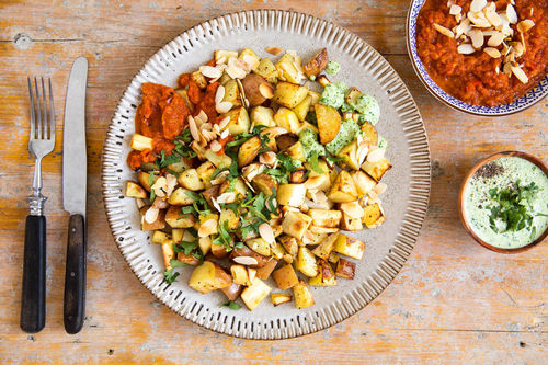 Gebackenes Wurzelgemüse mit Paprikasauce und Kokos-Kräuter-Dip