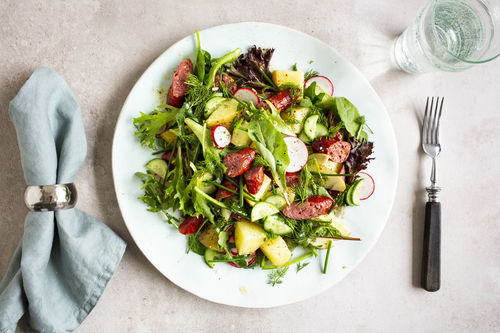 Chipolata mit Kartoffel-Apfel-Salat mit Radieschen und Senfdressing