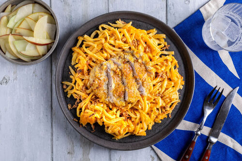 Vegetarisches Hähnchenschnitzel an Trüffel-Käsespätzle & Apfel-Kohlrabi-Salat