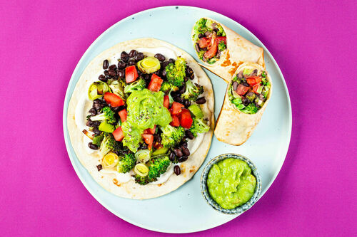 Veggie-Burritos mit schwarzen Bohnen gefüllt mit Brokkoli und Lauch