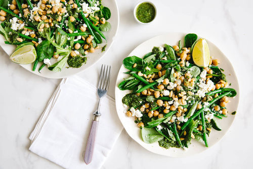 Gemüsesalat mit Feta und Kichererbsen mit Limetten-Kräuter-Dressing
