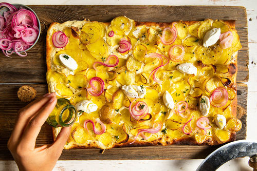 Kartoffel-Ziegenkäse-Pizza mit Trüffelöl und eingelegten Zwiebeln