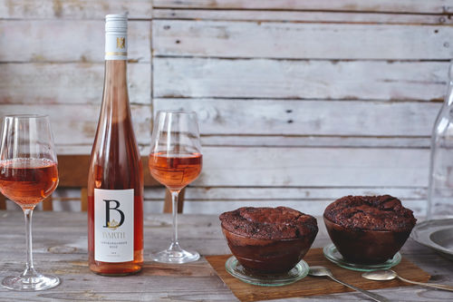 Halbflüssiger Schokoladenkuche mit einer Flasche Spätburgunder Rosé