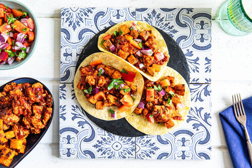 Tofu-Chipotle-Tacos mit Süßkartoffel und Paprika-Zwiebel-Salsa mit Koriander
