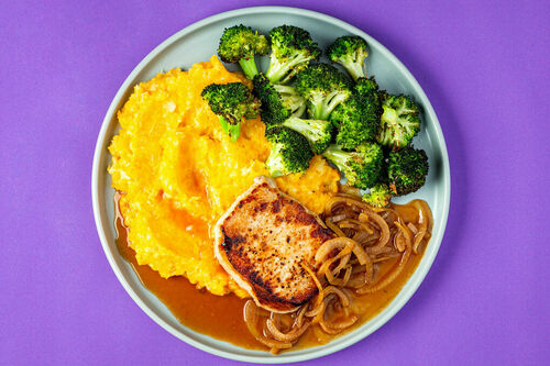 Schweinesteak auf Sellerie-Karotten-Püree mit Brokkoli und samtiger Zwiebelsauce