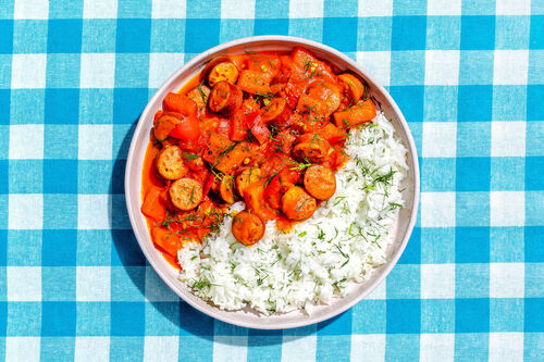 Schweine-Rauchwurst in Paprikasauce auf aromatischem Basmatireis mit Dill