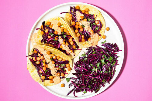 Minitortillas mit würzigen Kichererbsen dazu Rotkohl-Koriander-Slaw und Paprikasauce