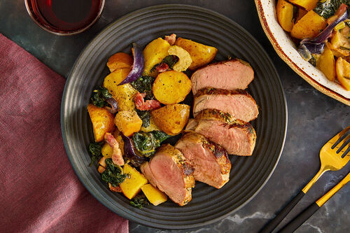 Schweinefilet an Apfel-Schmorgemüse mit Spinat, Speck und Salbei