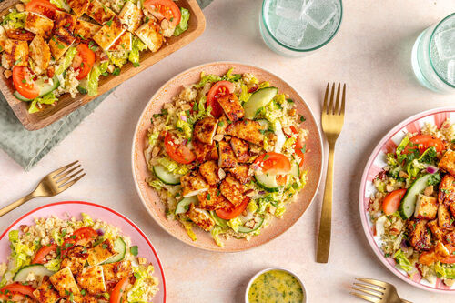 Pikanter Sambal-Grillkäse auf Couscous-Gemüse-Salat