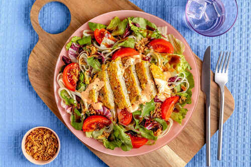 Veganes Schnitzel auf Udon mit Salatmix, Babymangold und Hoisindressing