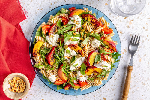 Vollkorn-Pastasalat mit Nektarine würzig-fein mit Mozzarella und Kapern
