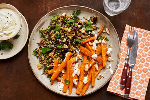 Fruchtiger Bulgur-Salat mit gerösteten Karotten und Mandeln