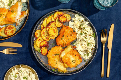 Fish ’n’ Chips mit saftigem Kabeljau dazu Kapern-Remoulade und Weißkohlsalat