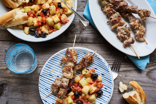 Würziges Schweine-Schaschlik mit knackigem Gurken-Oliven-Salat