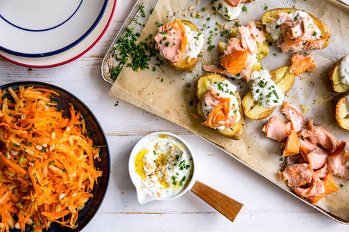 Krosse Backkartoffeln mit Räucherlachs und Möhren-Salat