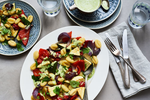 Gebackene Gnocchi mit buntem Gemüse und Kräutersauce