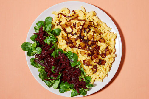 Käsespätzle mit Zwiebel-Birnen-Kompott dazu Rote Bete auf Feldsalat