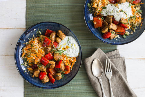 Würzige Hähnchen-Paprika-Pfanne auf Karotten-Bulgur mit Joghurtdip