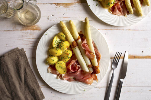 Spargel mit luftgetrocknetem Schinken und Kartoffeln mit buttrigen Bröseln