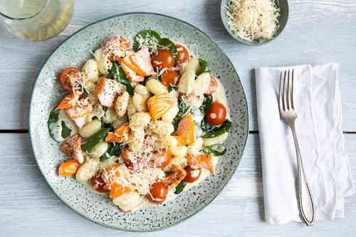 Gnocchi mit Räucherlachs und cremiger Sauce mit Spinat und Tomaten