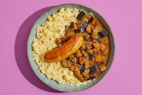 Geflügelwurst auf Aubergineneintopf mit fluffigem Couscous