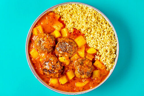 Rinderhackbällchen in würziger Sauce mit Bulgur und Paprika