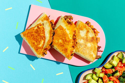 RS Tortillataschen mit Hack und Cheddar dazu würziger Tomaten-Gurken-Salat