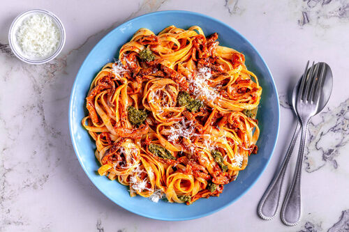 Pasta-Pfanne mit Pilzen und Sardellen in Paprikasauce mit Gremolata und Käse