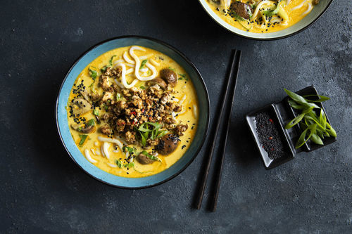 Kokos-Udon-Nudeln mit Knusper-Tofu mit Champignons und Pak Choi