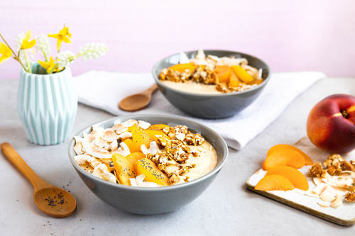 Special: Smoothie-Bowl mit Pfirsich und Mandel-Hafer-Crunch