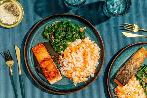 Glasiertes Lachsfilet mit Sesam-Spinat und Karotten-Sushireis