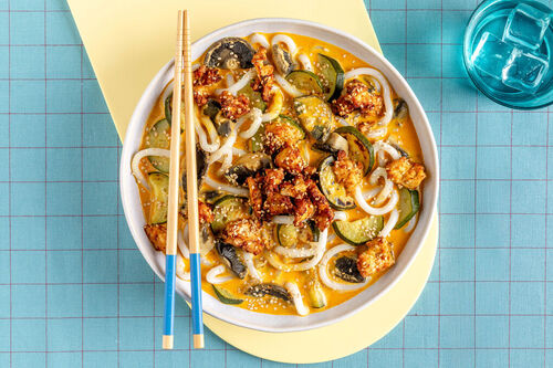 Kokos-Udon-Nudeln mit Knusper-Tofu mit Zucchini und Champignons