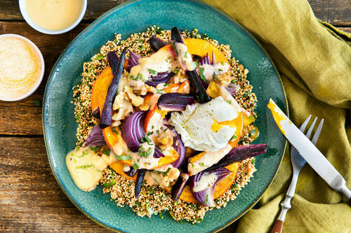 Geröstetes Wintergemüse und pochiertes Ei auf Quinoa mit süßer Tahinisauce