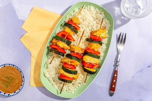 Satay-Spieße mit Bio-Hähnchen & Gemüse auf lockerem Kokosreis