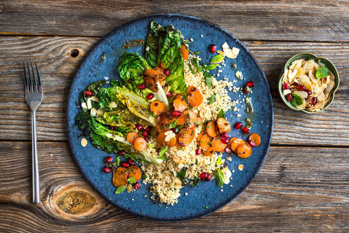 RS Pikante Karotten mit gebratenem Salat auf Couscous mit Granatapfel