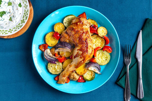 Knuspriger BBQ-Hähnchenschenkel mit Ofengemüse und Joghurtdip