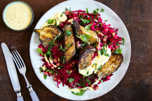 Aubergine auf Rote-Bete-Bulgur mit Curry-Joghurtdip