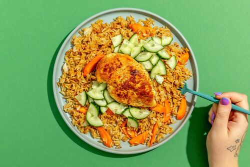 Indonesisches Hähnchen auf Bratreis mit frischem Gurkensalat