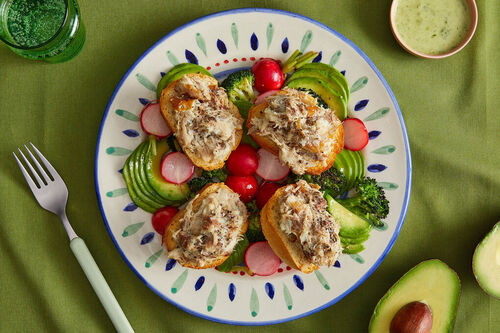 Thunfisch-Crostini mit Avocado dazu Radieschen-Brokkoli-Gemüse