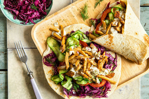 Vegane „Hähnchen“-Wraps mit Rotkohl und High-Protein-Tortillas