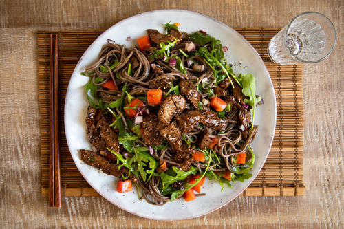 Vietnamesisches Rindfleisch auf lauwarmem Rucola-Sobanudelsalat