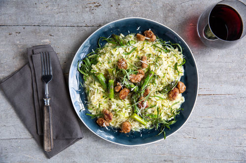 Grünes Salsiccia-Spargel-Risotto mit Zucchini und Basilikum