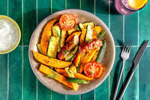 Rindswurst mit Süßkartoffelgemüse dazu Saure-Sahne-Dip mit Dill